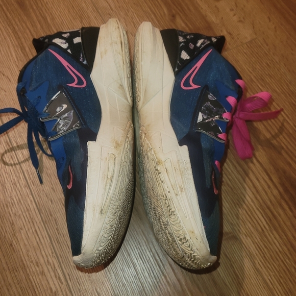 NIKE KYRIE IRVING Low 5 Dark Marina Blue and Pinksicle Athletic Sneakers,10.5 - Picture 2 of 8